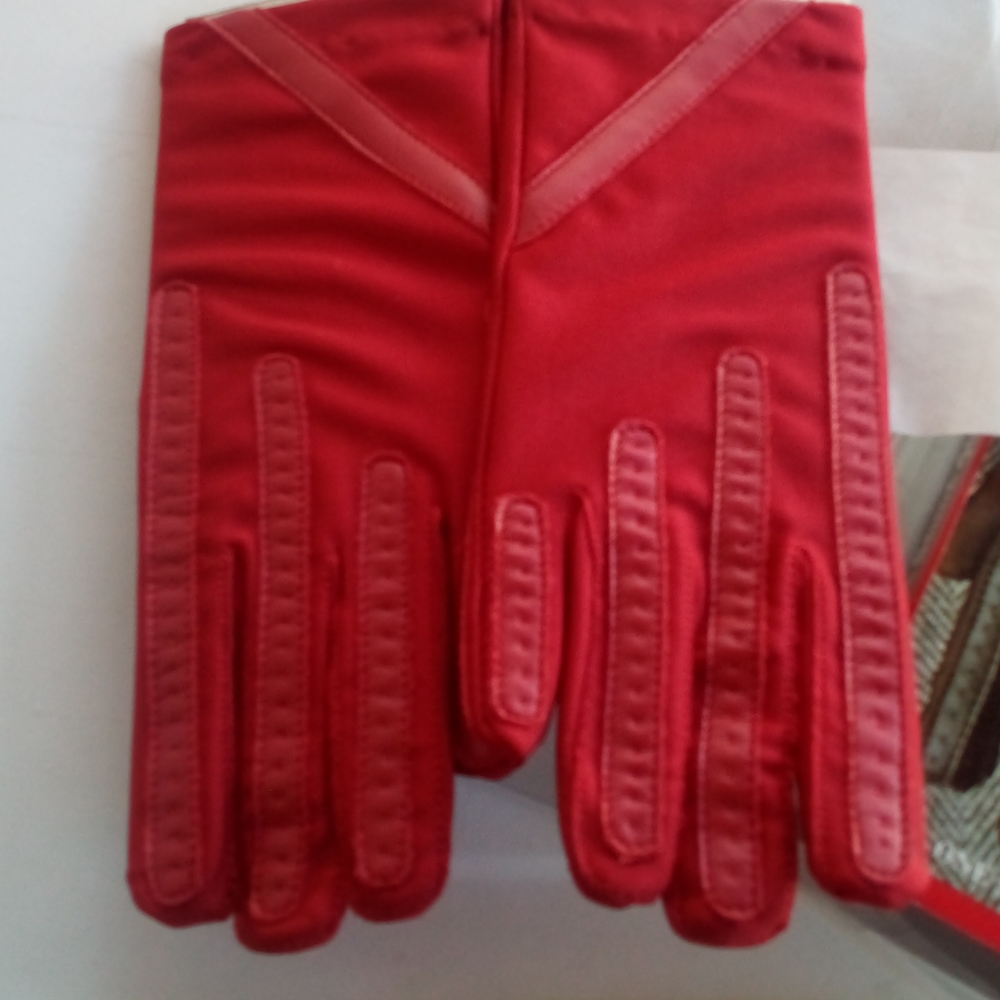 Outbound Ladies Stretch Gloves in Red ♥️ - Picture 7 of 7
